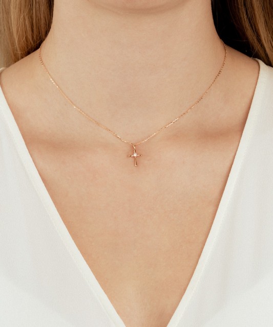 Kultainen riipus timanteilla "Ylittää"