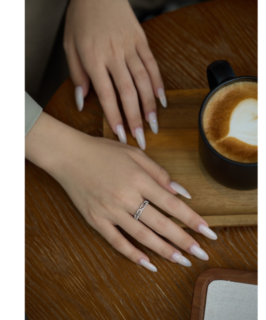 Hopeasormus zirkoneilla