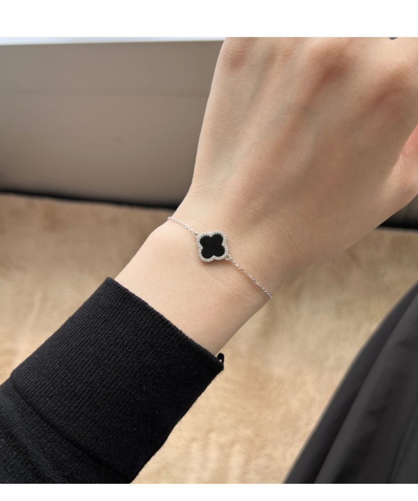 Hopeinen rannekoru onyksilla ja zirkoneilla