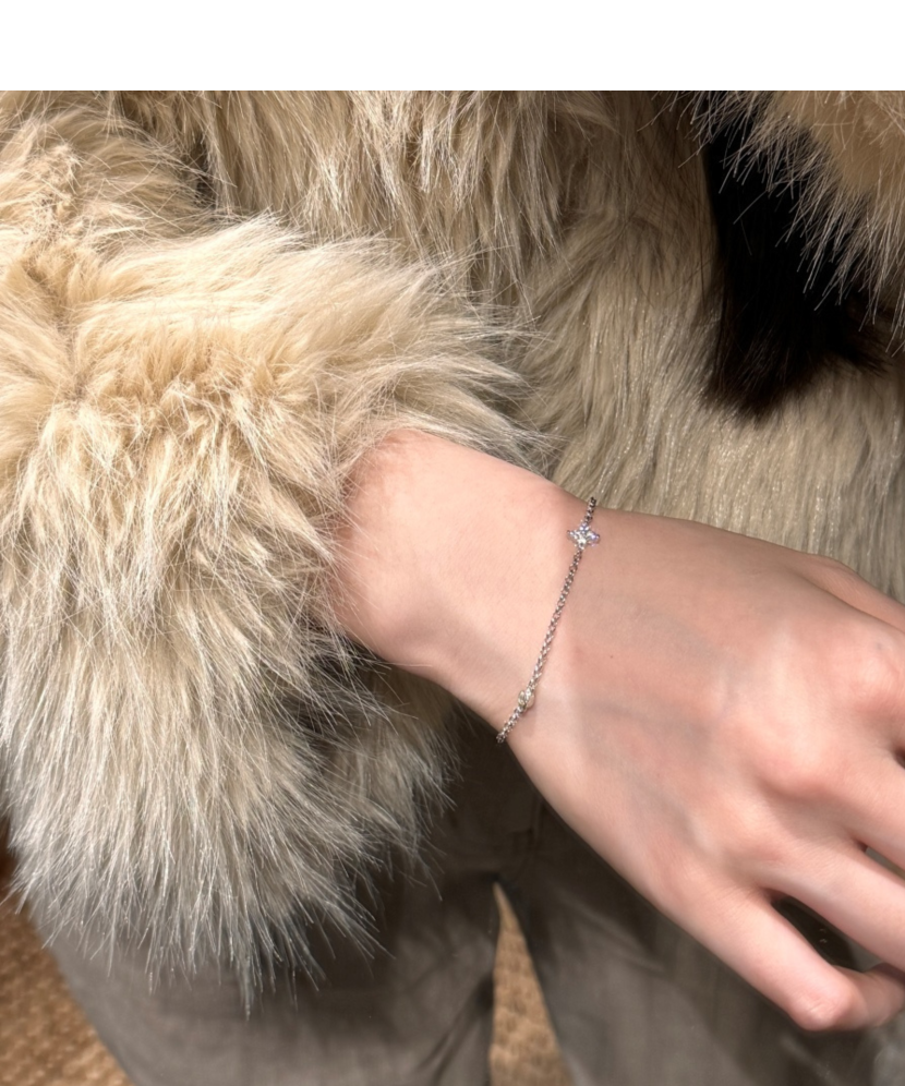 Hopeinen rannekoru zirkoneilla