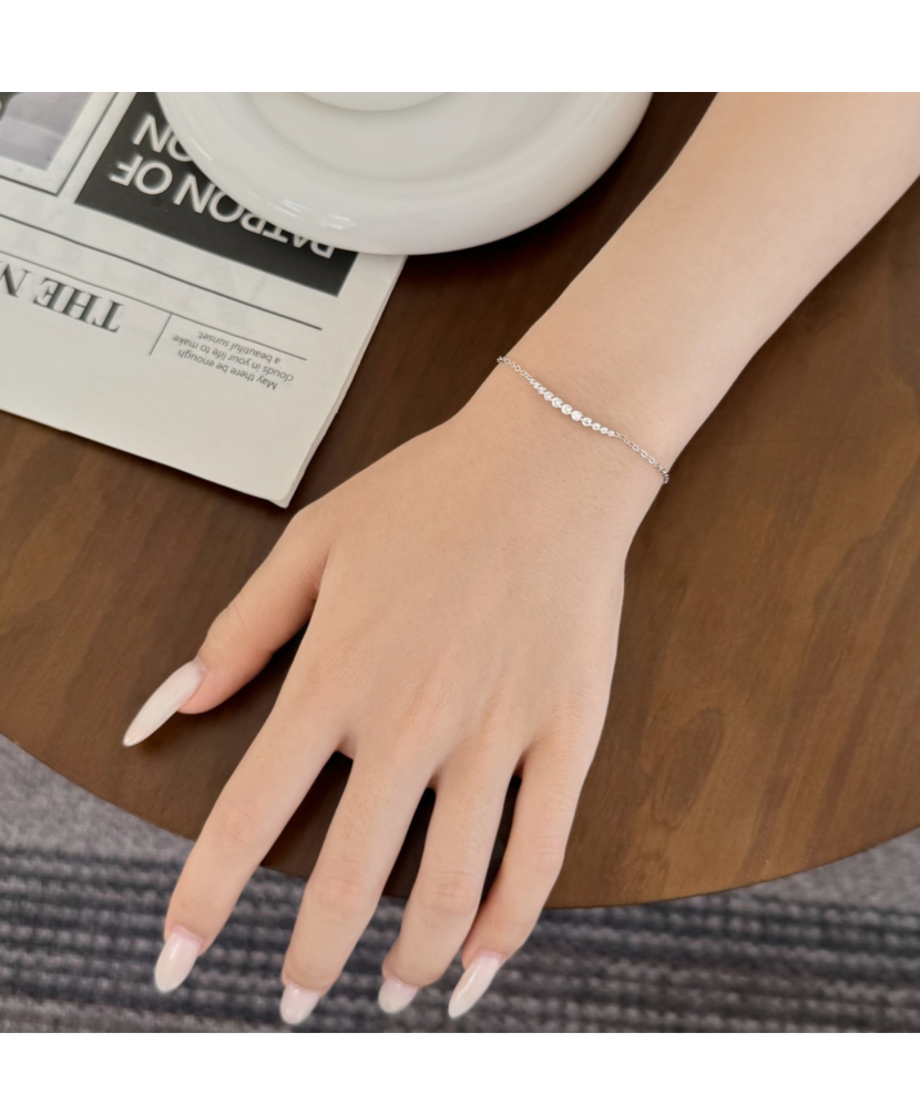 Hopeinen rannekoru zirkoneilla