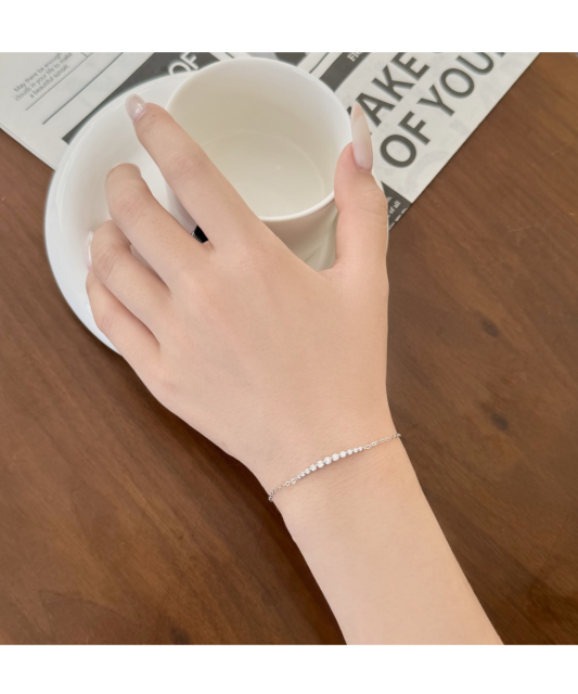 Hopeinen rannekoru zirkoneilla