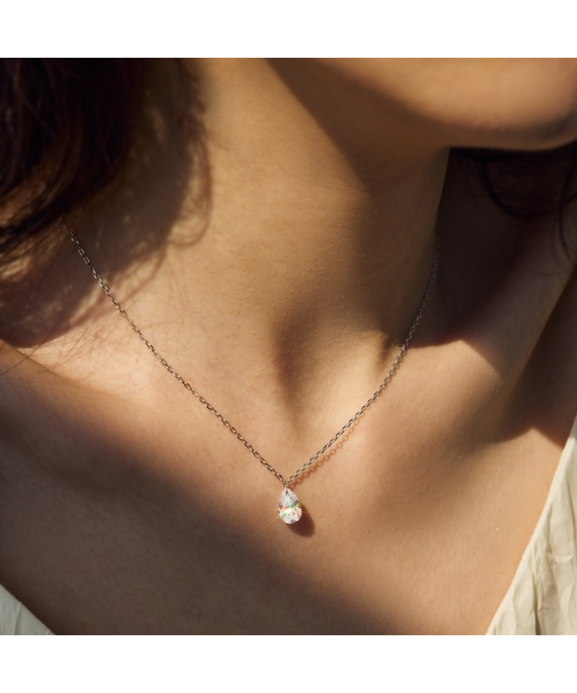 Hopeinen ketju zirkoniriipuksella