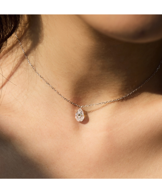 Hopeinen ketju zirkoniriipuksella