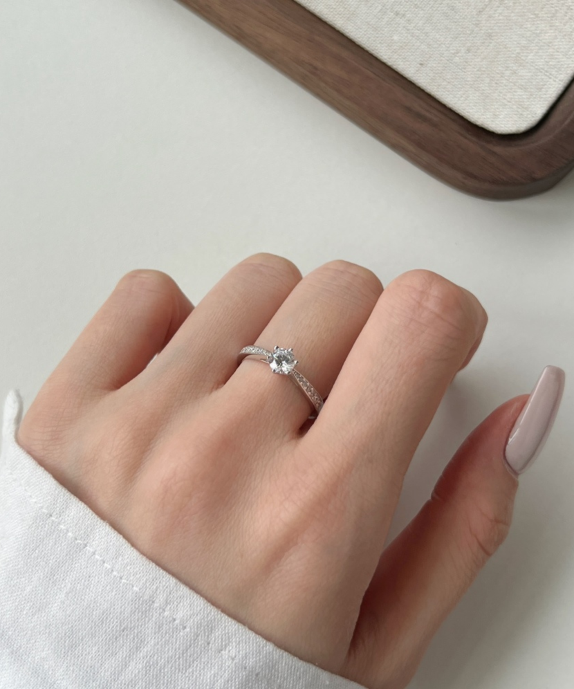 Hopeasormus zirkoneilla