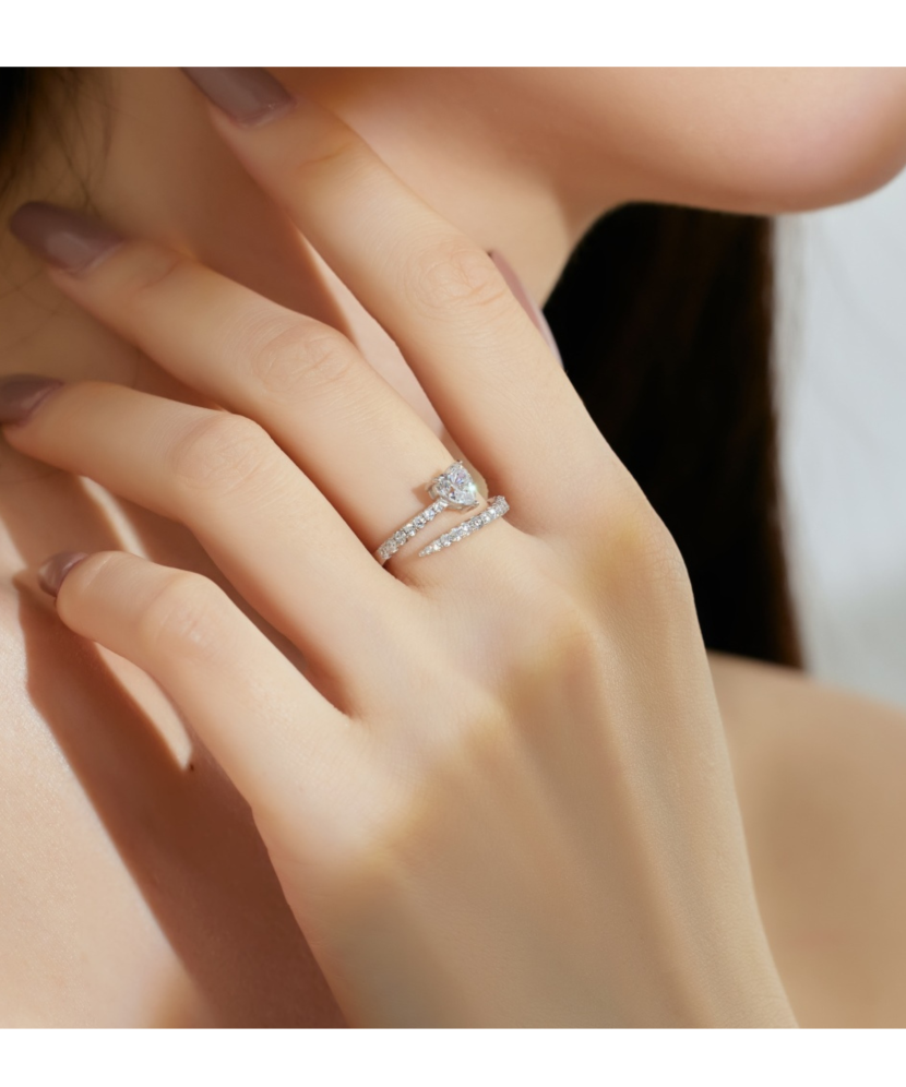 Sterling silver ring with zircons