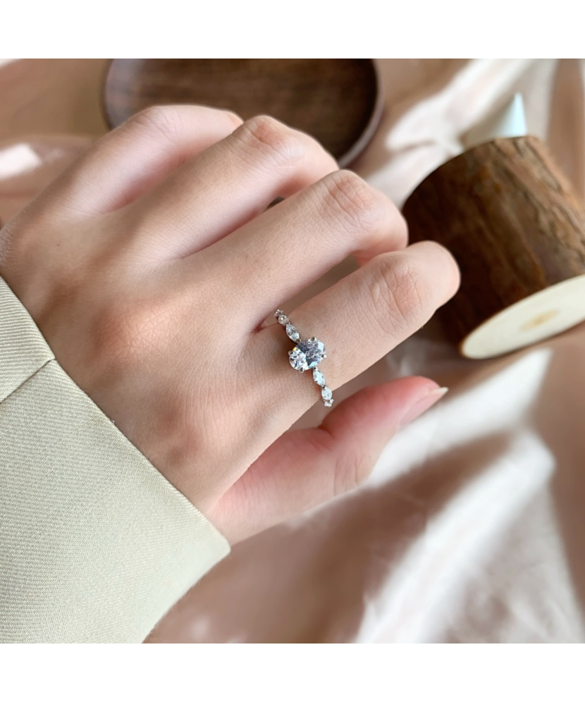 Sterling silver ring with zircons