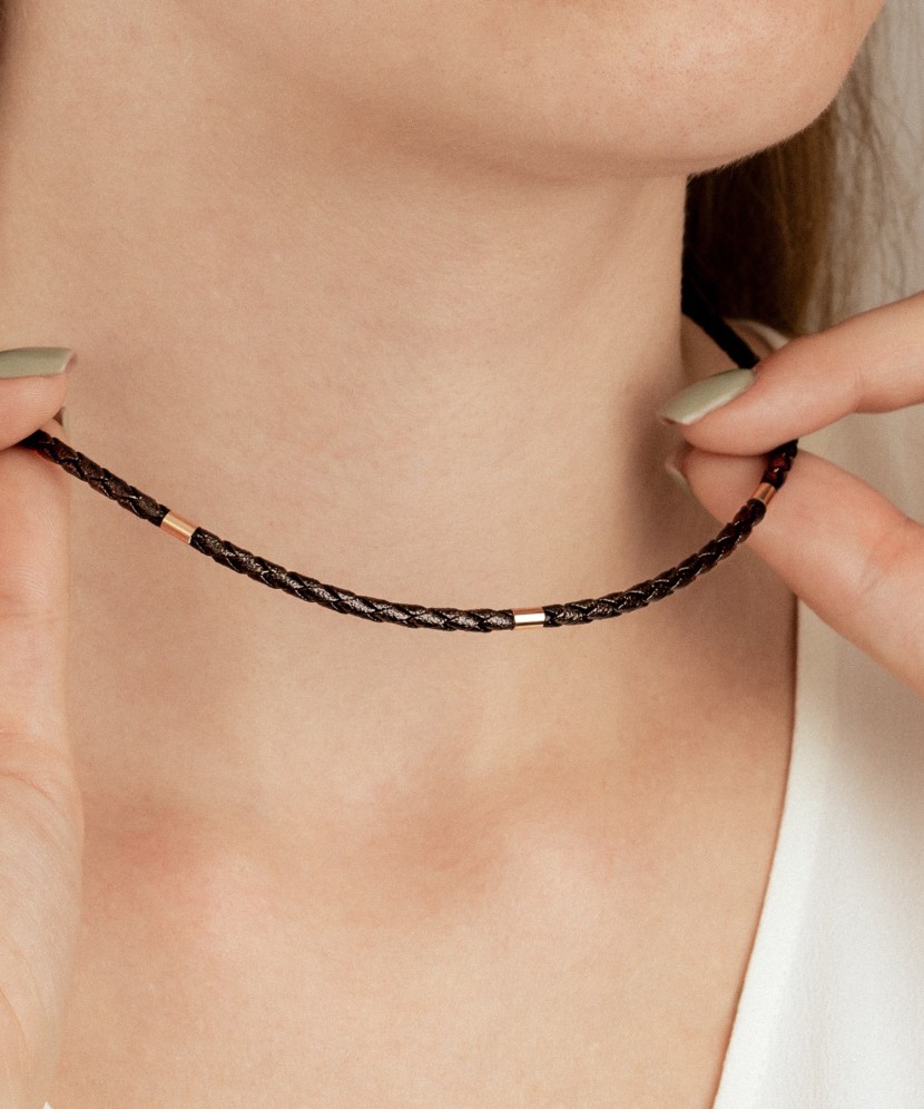 Nahkaranneke kullalla