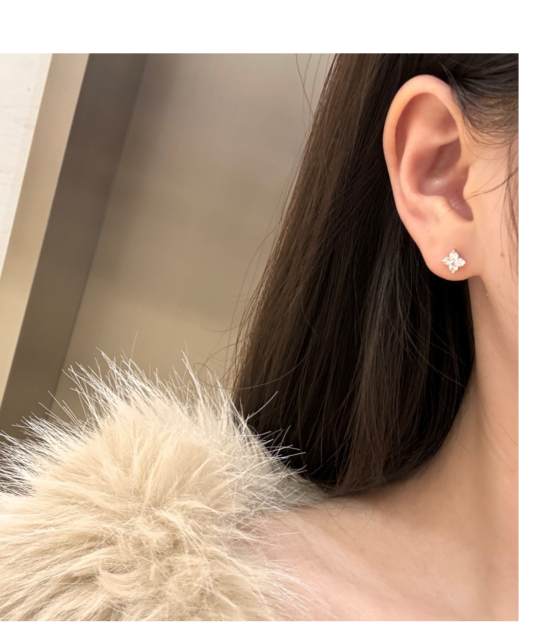 Hopeiset korvakorut zirkoneilla