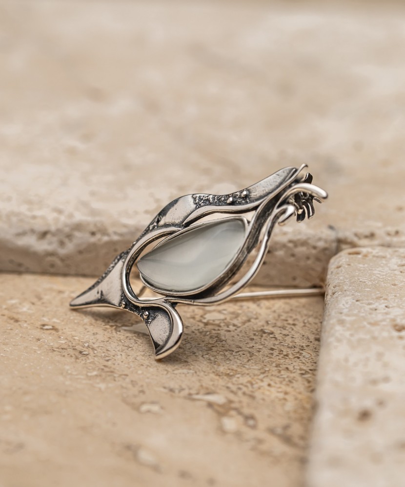 Sterling silver  brooch with cats eye stone