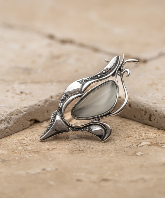 Hopeinen rintaneula kissansilmäkiven kanssa