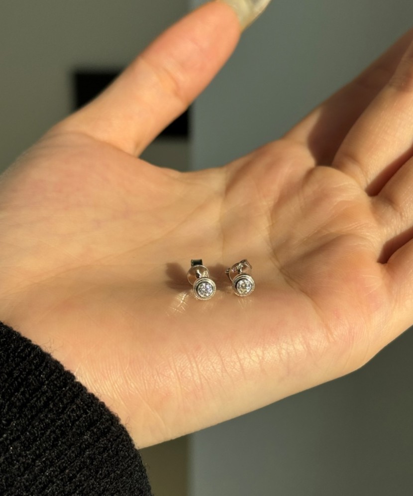 Silver earrings with moissanites