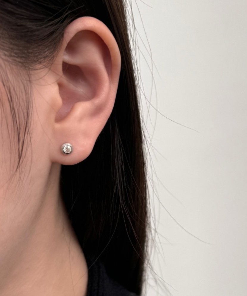 Silver earrings with moissanites