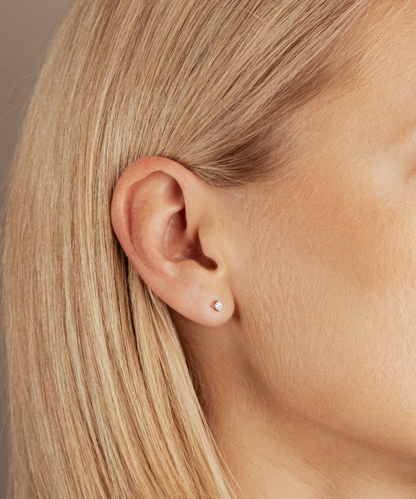 Gold earrings with diamonds