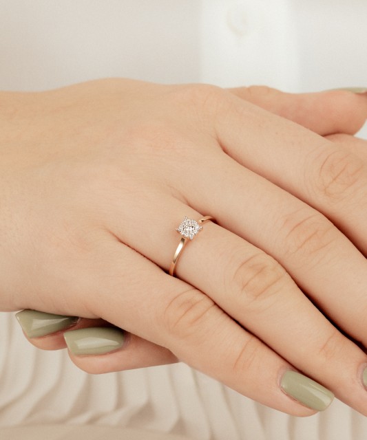 Gold ring with diamonds