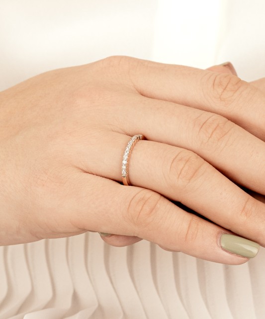 Gold ring with diamonds