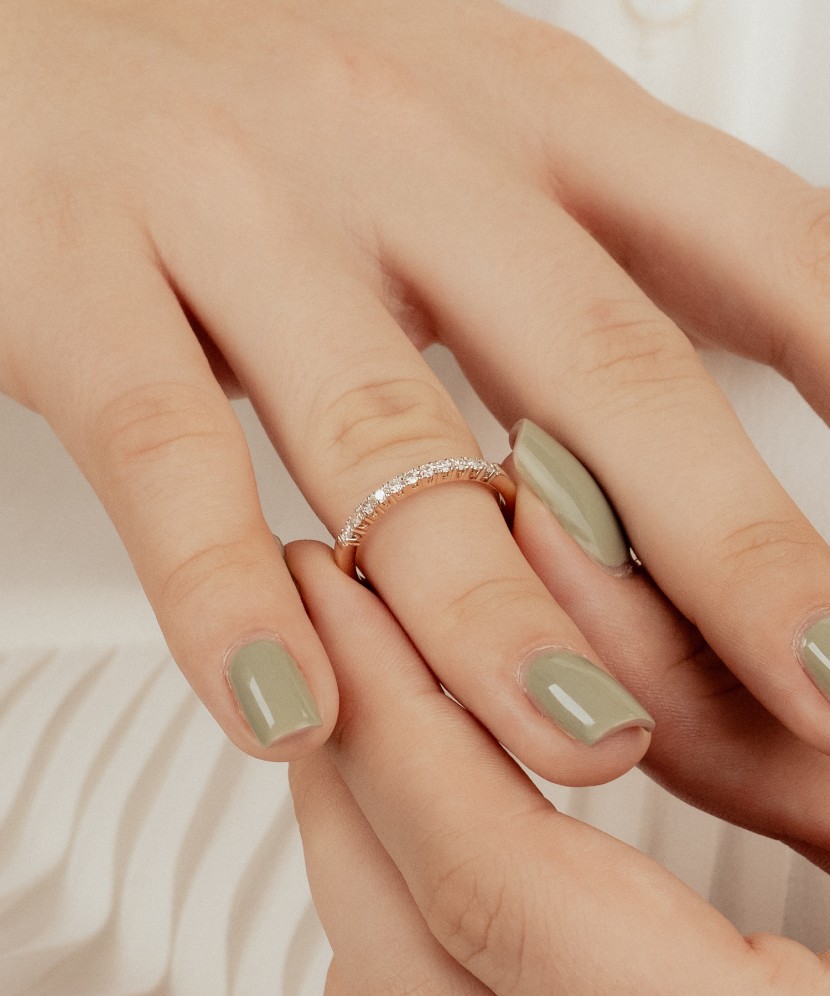 Gold ring with diamonds