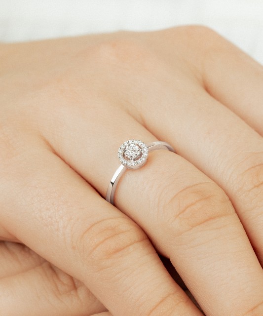 Valkokultainen sormus timanteilla