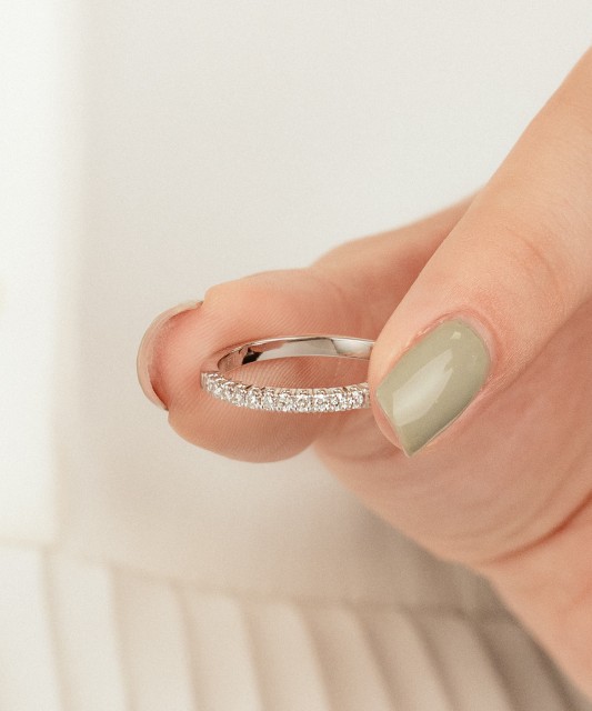 Valkokultainen sormus timanteilla (0.22ct)