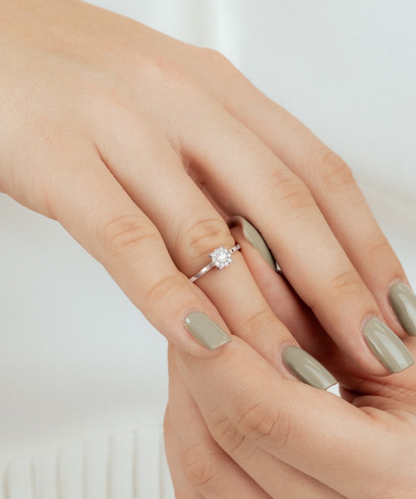 Valkokultainen sormus timanteilla