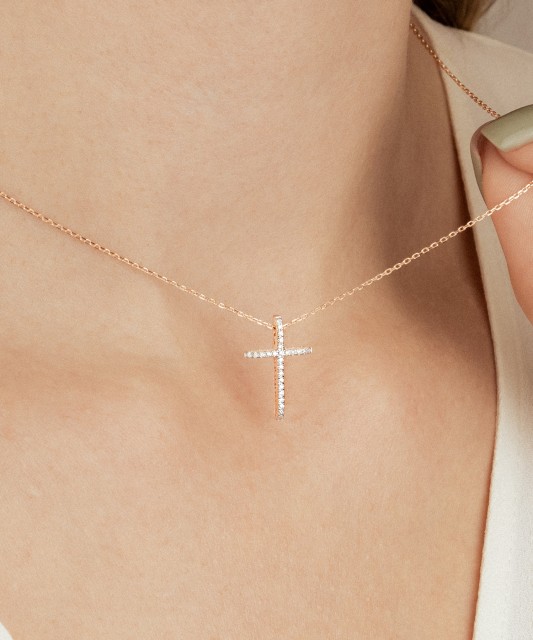 Kultaketju loistavalla riipuksella