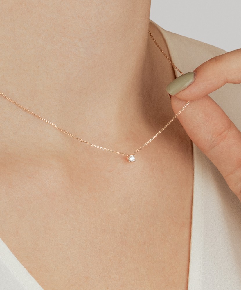 Gold chain with diamond pendant