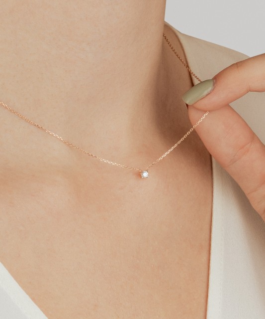 Gold chain with diamond pendant