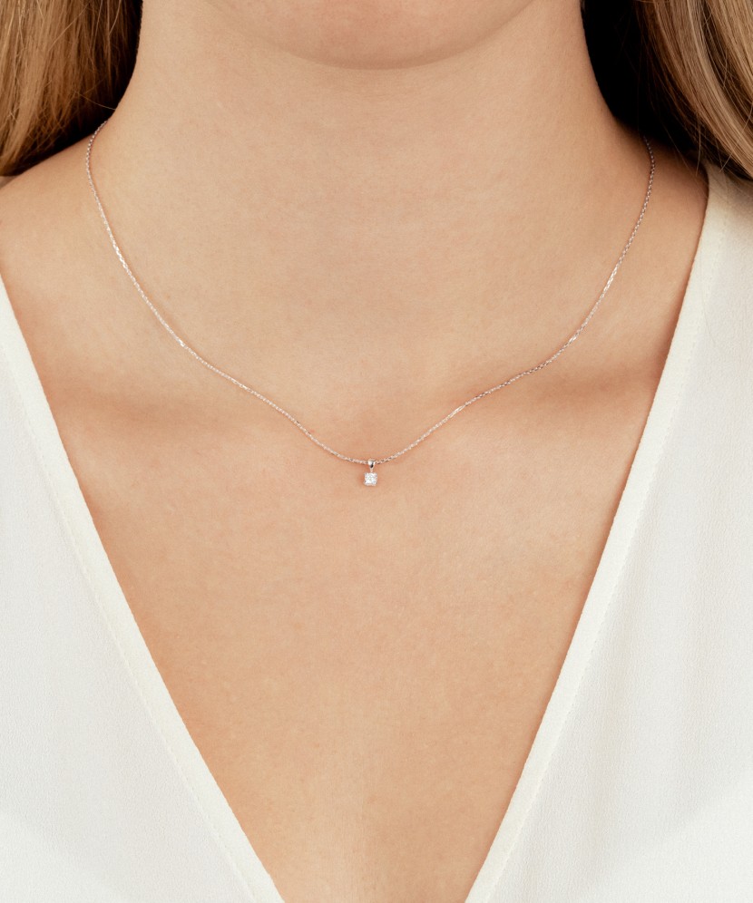 Valkokultaketju timanttiriipuksella