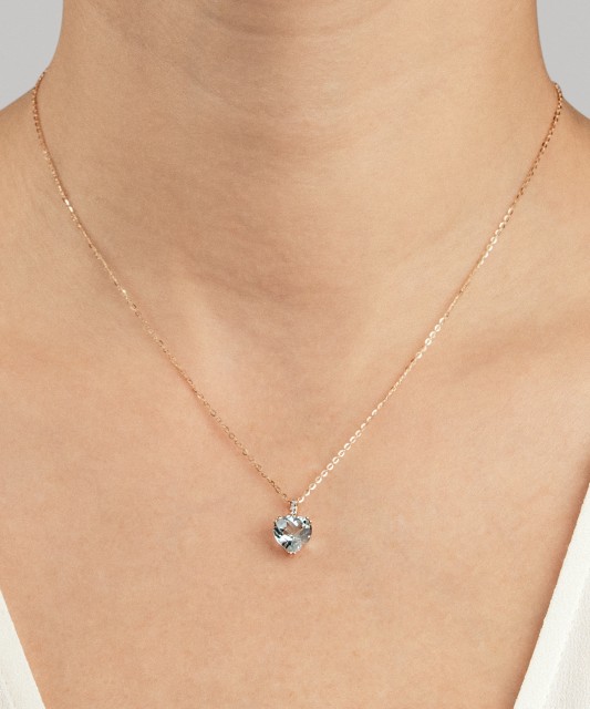 Kultainen riipus topaasilla ja zirkoneilla