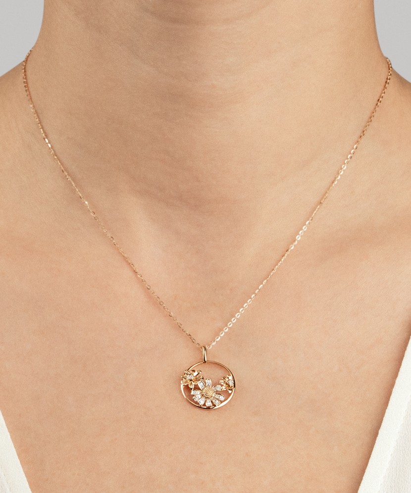 Keltainen kultariipustimanteilla