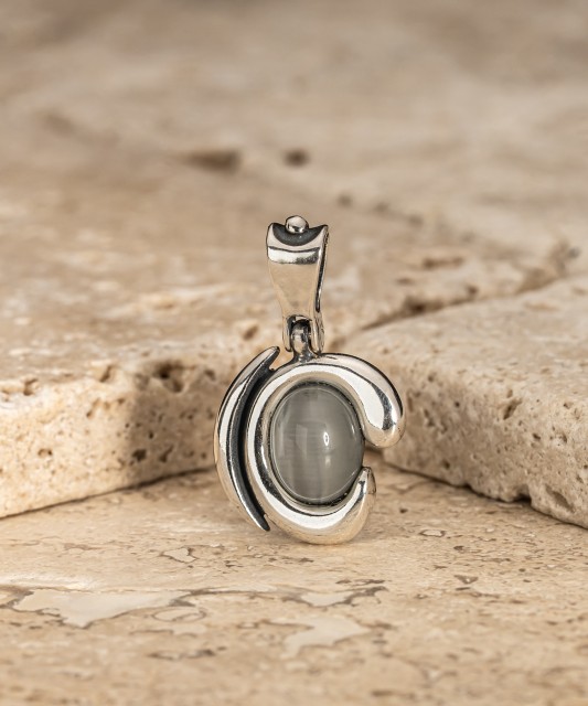 Hopeariipus kissansilmäkivellä