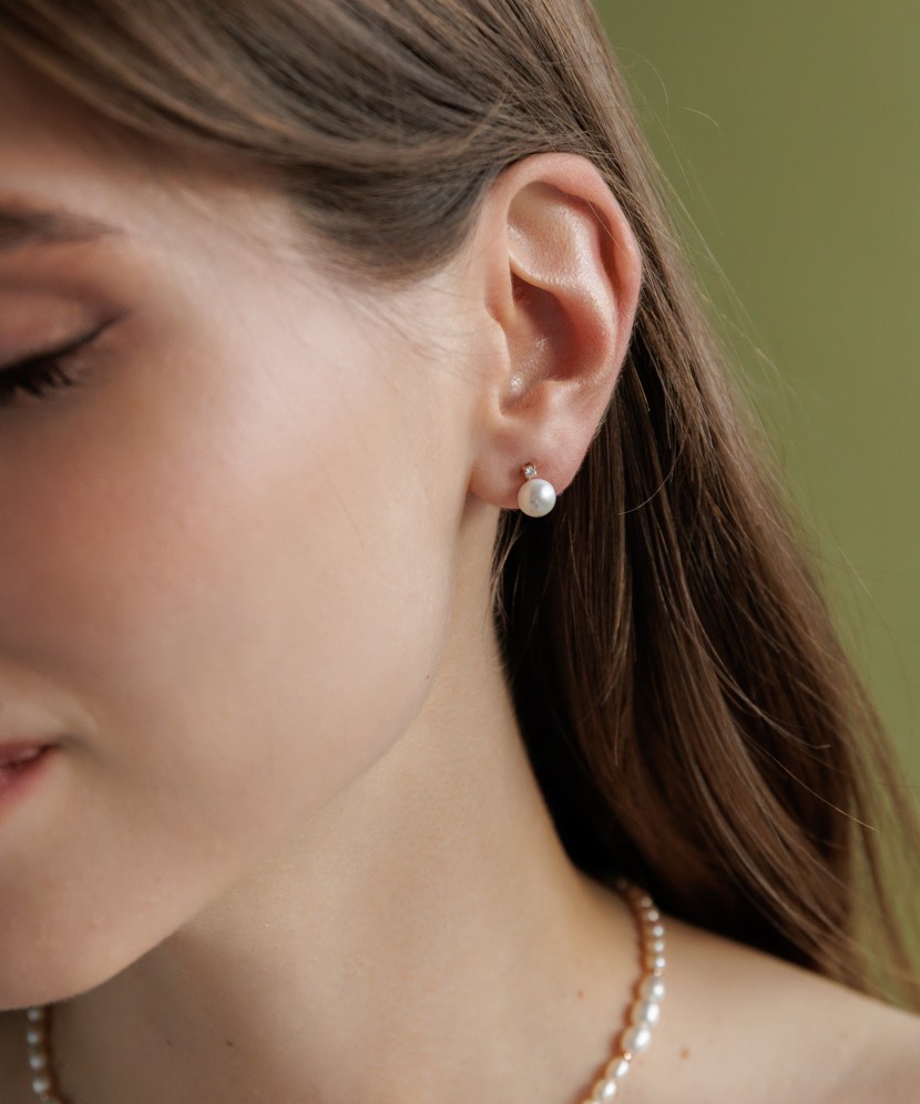 Gold earrings with pearls and zircons