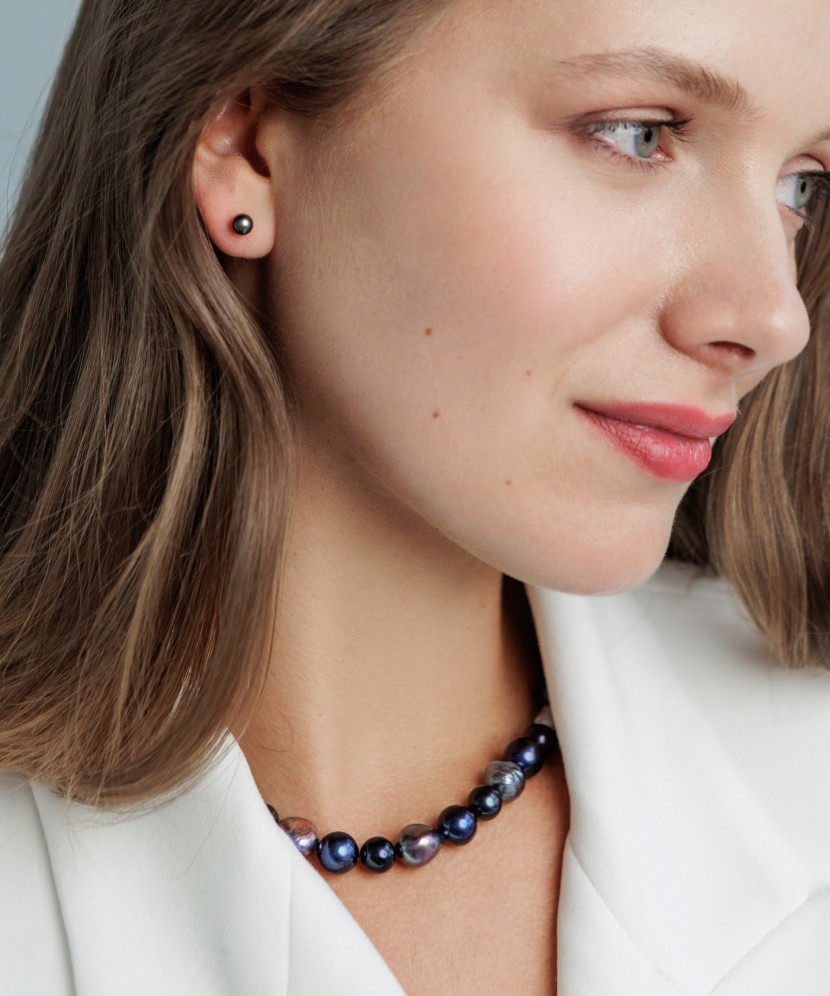 Kultaiset korvakorut tahitinhelmillä