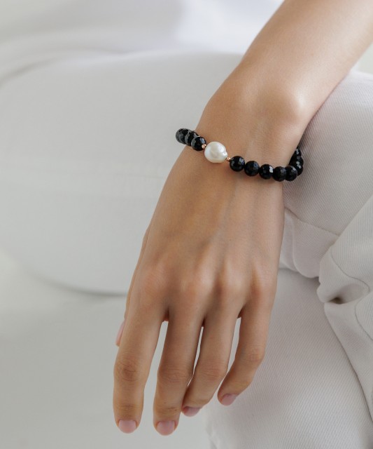 Bracelet with onyx and gold