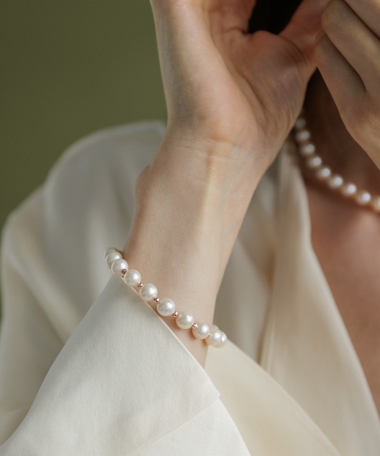 Pearl bracelet with gold