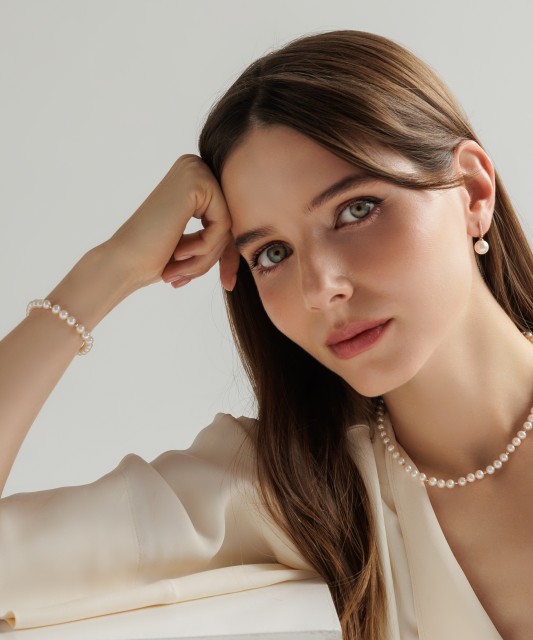 Helmi rannekoru kullan kanssa