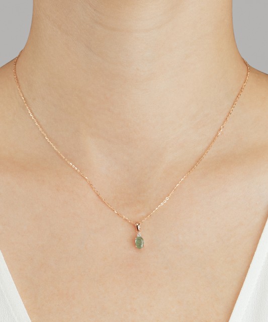 Gold pendant with emerald and diamonds