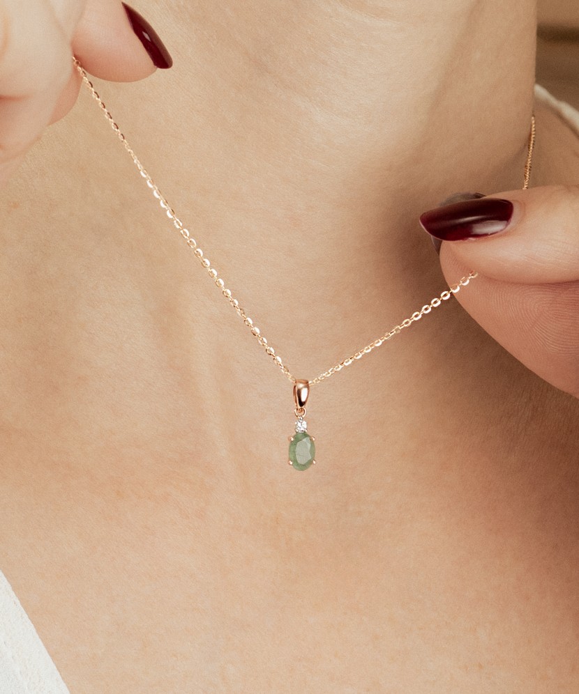 Kultainen riipus smaragdilla ja timantteja