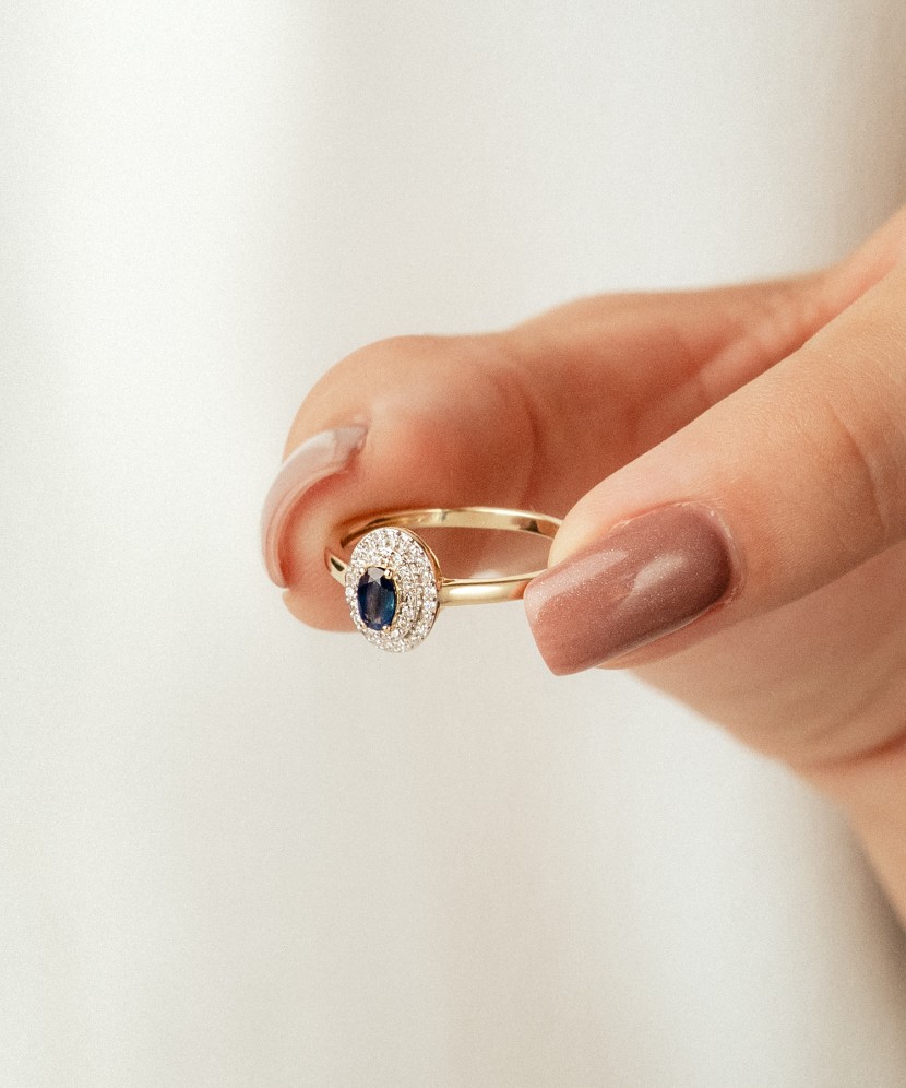 Gold ring with sapphire and diamonds