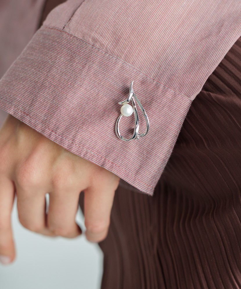 Hopeinen rintaneula helmellä