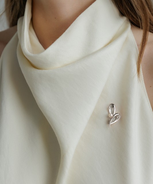 Hopeinen rintaneula helmellä