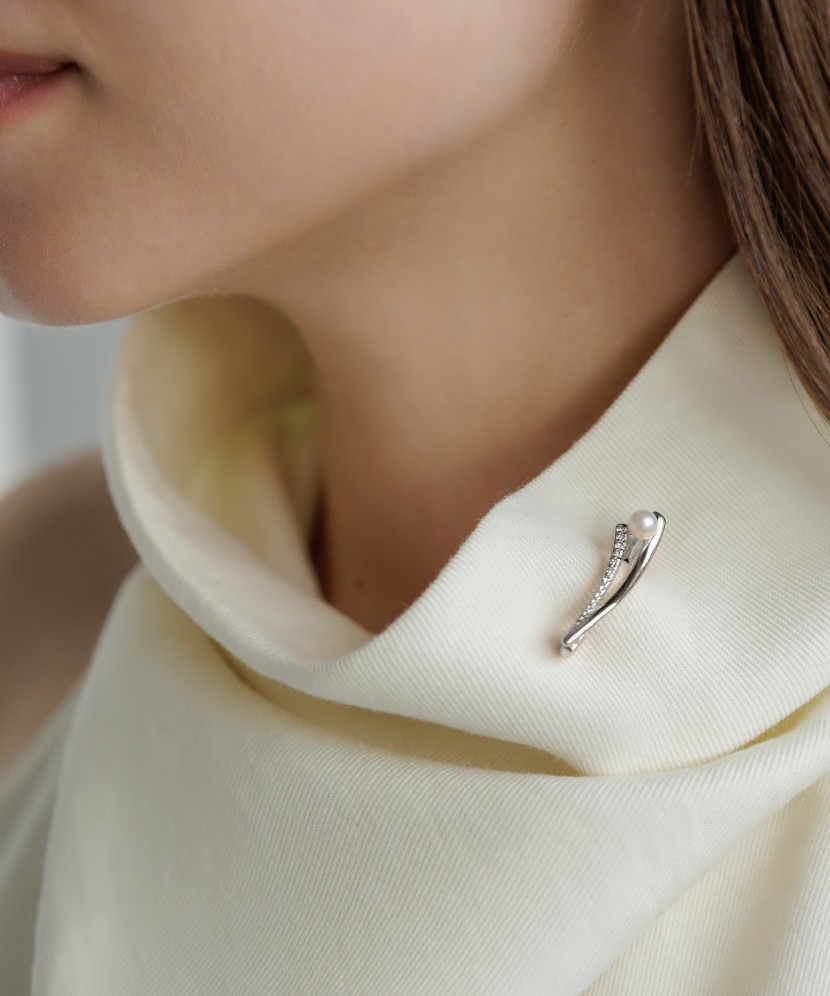 Sterling silver  brooch with pearls and zircons