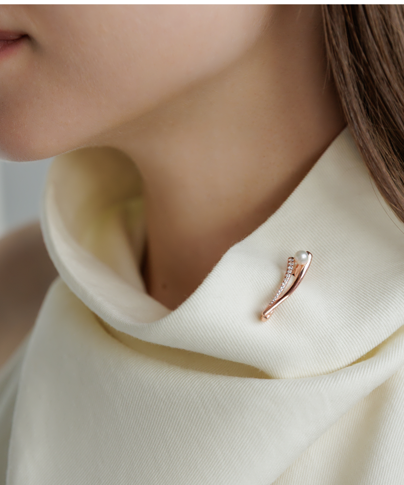 Kullattu sterlinghopea rintaneula helmillä