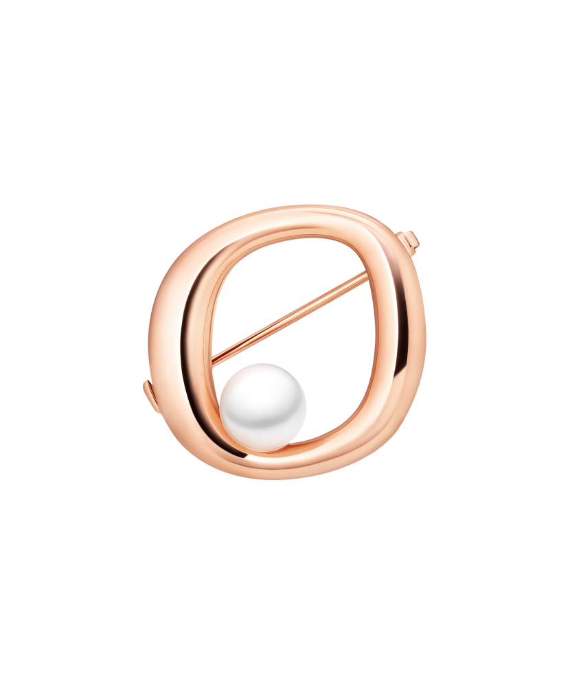 Kullattu hopeinen rintaneula helmillä