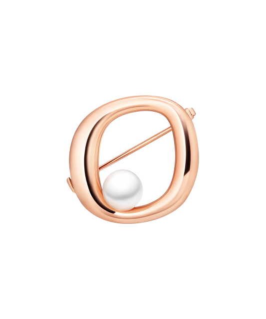 Kullattu hopeinen rintaneula helmillä