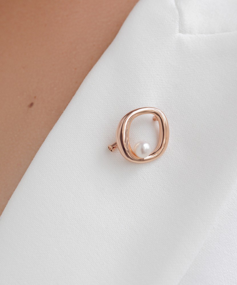 Kullattu hopeinen rintaneula helmillä