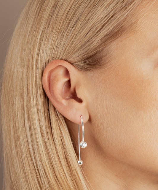 Hopeiset korvakorut zirkoneilla