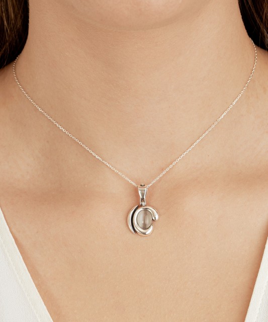 Hopeariipus kissansilmäkivellä