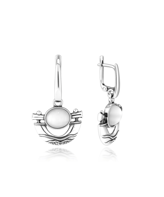 Hopeiset korvakorut kissansilmäkiven kanssa