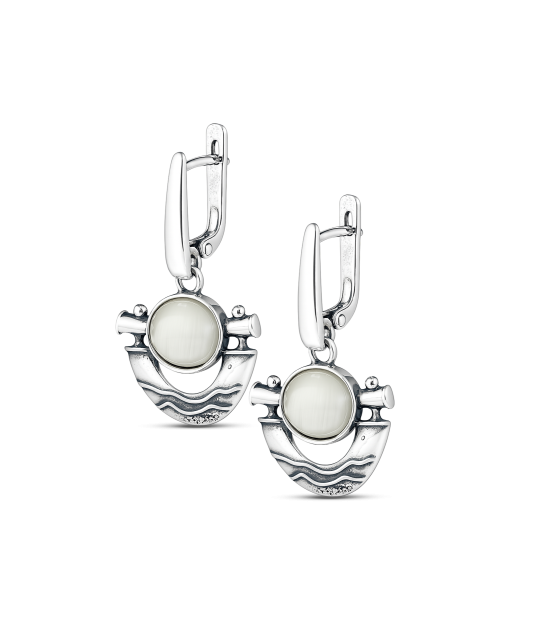 Hopeiset korvakorut kissansilmäkiven kanssa